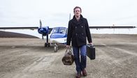 Mord auf Shetland – Kurz bevor der Verkehr zwischen den Inseln eingestellt wird erreicht DI Jimma Perez (Douglas Henshall) seine Heimat Fair Isle.