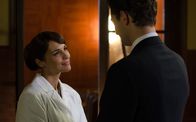 Velvet – Ana (Paula Echevarría, l.) freut sich, als Carlos (Peter Vives, r.) ihr einen Besuch in den Galerías Velvet abstattet.