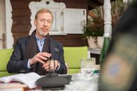 Hubert ohne Staller – Hubert (Christian Tramitz, r.) und Girwidz (Michael Brandner) interviewen Professor Reinfreid Gluck (Oliver Stritzel, l.), einen Kollegen des Toten. Hat er was mit dem Mord zu tun?
