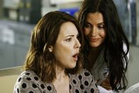 Scrubs - Die Anfänger – Auch Jordan (Christa Miller, l.) steht unter ständiger Beobachtung von Dr. Maddox (Courteney Cox, r.) ...