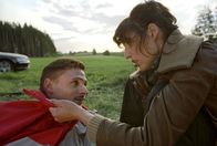 Mit Herz und Handschellen – Es gelingt, die ausgeklügelte Befreiungsaktion von Miroslav Sokol (Florian Lukas, l.) zu verhindern. Nina (Elena Uhlig, r.) versucht verzweifelt, dem Erpresser den Aufenthaltsort ihres Vaters zu entlocken.