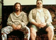 The Big Lebowski – 00.00 Il grande Lebowsky Jeff Lebowski (Jeff Bridges, a sinistra), passa il tempo tra l'ozio e il bowling, passione che condivide con Walter Sobchak (John Goodman).