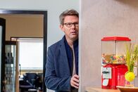 SOKO Kitzbühel – Der Vater von Tennisspielerin Silke, Manfred Bachler (Florian Eisner), ist verärgert über die frühesten Erkenntnisse seiner Tochter. Welche Rolle spielt er bei ihrer Tenniskarriere und wie steht er zu ihrer Affäre mit dem Mordopfer?