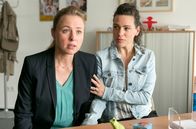 Rentnercops – Tina (Isabelle Barth, r.) und Vicky (Katja Danowski, l.) bangen um Edwin und Günter, die von einem Bankräuber als Geiseln gehalten werden.