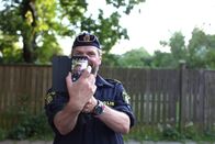 Thin Blue Line – Als Repräsentant der Polizei informiert Jesse (Per Lasson) die Bürgerinnen und Bürger häufig durch die Sozialen Medien und sorgt für hitzige Debatten.
