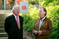 Die Rosenheim-Cops – Harry Norden (Dieter Thomas Heck, li.) erklärt Ferdinand Reischl (Wolfgang Fierek) seinen Plan, aber der klingt mehr als verdächtig.