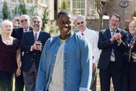 Get Out – Chris (Daniel Kaluuya, M.) wir zum Mittelpunkt einer seltsamen Gartenparty.