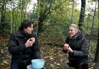 Rote Rosen – ARD ROTE ROSEN FOLGE 1428 Uhr im ERSTEN. Ben (Hakim Michael Meziani, l.) ist überrascht, als Sonja (Birgit von Rönn, r.) seine Backmischung-Muffins lobt.