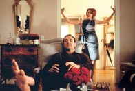 American Beauty – Weder seine Frau Carolyn (Annette Bening) noch Tochter Jane zeigen sonderlich Respekt vor Lester (Kevin Spacey), und seine Arbeit in einem Verlag könnte jeder andere genauso gut erledigen. Erst mit dem Teenager Angela kehrt so etwas wie Licht ein in seinen tristen Alltag.