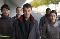 Aeon Flux – Niemand ahnt in Bregna, dass Trevor eigentlich nur das Wohl der Bürger am Herzen liegt, während sein Bruder Oren Goodchild (Johnny Lee Miller, M.) alles tut, um endlich an die Macht zu kommen ...
