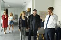 Ein starkes Team – Nachdem Jette Andersen (Mette Lysdahl, l.) entführt wurde, melden sich die Entführer telefonisch bei Uwe Reibert (Justus von Dohnányi, r.). Das Team Linett Wachow (Stefanie Stappenbeck, M.) und Otto Garber (Florian Martens, 2.v.r.) verfolgt die Geschehnisse. Martina Reibert (Ina Weisse, l.) und Sarah Reibert (Luise von Finckh, 2.v.l.) sind besorgt.