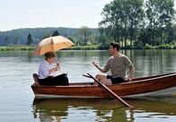 Sturm der Liebe – Goran (Saša Kekez, r.) legt sich mächtig ins Zeug, um Hildegard (Antje Hagen, l.) von Zuhause fern zu halten.