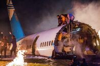 9-1-1 Notruf L.A. – "9-1-1", "Flugzeugabsturz." Als sich ein Flugzeug im Landeanflug befindet, bekommt es plötzlich technische Probleme. Beim Aufprall in der Nähe des Strandes, bricht das Flugzeug auseinander. Die Einsatzkräfte haben alle Hände voll zu tun, die Überlebenden zu retten. Währenddessen befindet sich Athena auf einem privaten Rachefeldzug. Sie nutzt ihre Polizeimarke aus, um das Mädchen zu verhaften, dass ihre Tochter schikaniert hat.