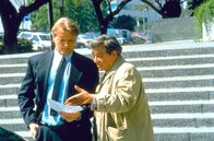 Columbo – (v.li.) David Rasche (Patrick Kinsley), Peter Falk (Insp. Columbo).