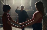 Dancing Queen – Minas Großmutter (Anne Marit Jacobsen, links) trainiert mit ihrer Enkelin Mina (Liv Elvira Kippersund Larsson, rechts).