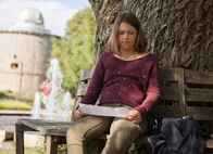 Schloss Einstein – Petra (Elena Hesse) studiert die "Schatzkarte", die ihr Bruder ihr gegeben hat.