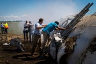 Mayday - Alarm im Cockpit – Brantford, Ontario - Passengers of KLM Cityhopper Flight 433 are helped by rescuers from the upside-down remains of Saab commuter aircraft that has just crashed at Amsterdam's Schiphol airport. The flight to Cardiff turned back to Amsterdam after the pilots reported a problem with their engine's oil pressure. The mangled wreckage lies near the airport's runway, rescuers arrive on the scene within minutes. (Cineflix 2018/Pana Pantazidis)