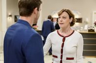 Sturm der Liebe – SENDER: ARD - SENDETITEL: Sturm der Liebe Folge 3003 - UNTERTITEL: - CAPTION: ARD STURM DER LIEBE FOLGE 3003 Uhr im ERSTEN..Von Boris (Florian Frowein, l.) erfährt Xenia (Elke Winkens, r.), dass ihre Töchter Denise und Annabelle an den "Fürstenhof" kommen werden (mit Komparsen, h.)..