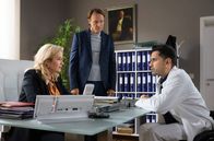 In aller Freundschaft – Dr. Ilay Demir (Tan Caglar, re.) hat als Assistenzarzt der Neurochirurgie eine OP durchgeführt, die seinen Kompetenzbereich weit überschritten hat. Klinikleiter Dr. Martin Stein (Bernhard Bettermann, mi.) und Verwaltungsdirektorin Sarah Marquardt (Alexa Maria Surholt, li.) werfen ihm vor, das Leben des Patienten riskiert zu haben. Diese Situation könnte Ilay Kündigung zur Folge haben.