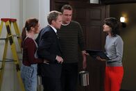 How I Met Your Mother – Als Ted auf eine Verabredung geht, ohne das Mädchen vorher im Internet zu recherchieren, mischen sich seine Freunde Robin (Cobie Smulders, r.), Lily (Alyson Hannigan, l.), Barney (Neil Patrick Harris, 2.v.l.) und Marshall (Jason Segel, 2.v.r.) ein ...