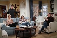 Last Man Standing – v.l.n.r.) Mandy Baxter (Molly McCook); Mike Baxter (Tim Allen); Eve Baxter (Kaitlyn Dever); Kristin Baxter (Amanda Fuller)