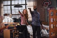 New Girl – Aly (Nasim Pedrad, l.) offenbart Winston (Lamorne Morris, r.) ein peinliches Geheimnis ...