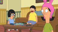 Bob's Burgers – Als Linda mit Bob ins Krankenhaus fährt, übernehmen die Kinder das Restaurant auf ihre ganz eigene Art und Weise: Louise (r.), Gene (M.) und Tina (l.) ...
