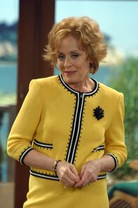 Two and a Half Men – Charlies Mutter (Holland Taylor) borgt sich sein Auto aus. Als sie es zurückgibt, findet er ihren BH am Rücksitz. Er findet heraus, warum dieser dort ist, und beschließt, seinen Wagen zu verkaufen ...