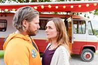 Die Bergretter – Markus (Sebastian Ströbel) und Nina (Josephin Busch) vereint die Liebe zum Klettern. Nicht nur Ninas Pläne, den Himalaya zu bereisen, faszinieren Markus.