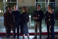Navy CIS – SecNav Sarah Porter (Leslie Hope, 3.v.l.) droht Vance (Rocky Carroll, l.) mit Entlassung. Doch wird es das Team um Gibbs (Mark Harmon, 2.v.l.), Tony (Michael Weatherly, 3.v.r.), McGee (Sean Murray, 2.v.r.) und Bishop (Emily Wickersham, r.) schaffen, dass er seinen Job behalten darf ...