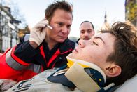 Notruf Hafenkante – Dr. Haase (Fabian Harloff, l.) verarztet den Schüler René Marwort (Marvin Jaacks, r.) nach seinem Motorradunfall.