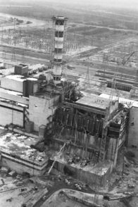 Tschernobyl - Die Katastrophe – Im November 1986, sieben Monate nach dem Unfall, ist die Schutzhülle um den zerstörten Reaktorblock 4 fertig, der sogenannte Sarkophag. Aufnahme von den Bauarbeiten vom August 1986.