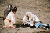 Ran – L-R: Kyoami (Pîtâ), Lord Hidetora Ichimonji (Tatsuya Nakadai)
