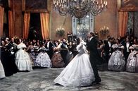Der Leopard – Angelica Sedara (Claudia Cardinale) und Don Fabrizio, Fürst von Salina (Burt Lancaster), erregen Aufsehen mit ihrem Tanz. Die Hochzeit zwischen Angelica und Tancredi steht für den gesellschaftlichen Wandel und das unaufhaltsame Erstarken des Bürgertums.