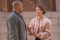 Extended Family – Trey Taylor (Donald Faison, l.); Grace (Sofia Capanna, r.)