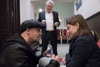 Nachtschicht – Kurz vor seinem Auftritt widmet Komiker Jacky Herbst (Jürgen Vogel, l.) seiner Tochter Dakota (Clara Bednarik, r.) einen Augenblick Aufmerksamkeit.