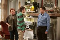 Two and a Half Men – Jake (Angus T. Jones, M.) hat sich entschieden, zur Army zu gehen. Alan (Jon Cryer, r.) und Berta (Conchata Ferrell, l.) können diese Entscheidung allerdings nicht nachvollziehen ...