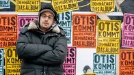 Blutzbrüdaz – Zerstritten mit seinem ehemaligem Busenfreund will sich Otis (Sido) allein und mit seinen Songs auf die Bühne wagen. Doch dann hat sein Manager einen Autounfall ...