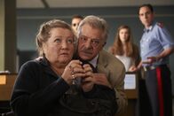 Omamamia – Lorenzo (GIANCARLO GIANNINI, vorne re.) eilt Oma (MARIANNE SÄGEBRECHT, vorne li.), die wegen einer vermeintlichen Pfefferspray-Attacke auf den Papst festgenommen worden ist, zur Hilfe.