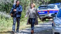 Totenfrau – Reza (Yousef Sweid) und Blum (Anna Maria Mühe) auf dem Weg zum Fluss, wo eine Leiche gefunden wurde.