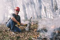 Faszination Erde – Feuer mit Feuer bekämpfen. In Kalifornien ist es eine uralte Technik, die schon die Ureinwohner angewandt haben. Heute erfreut sich die Methode der so genannten "Prescribed Fire", der Feuer auf Rezept, neuer Beliebtheit.