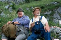 Löwenzahn Classics – Endlich eine Rast bei der Wanderung zur Bergspitze in den Alpen. Herr Paschulke (Helmut Krauss) denkt gleich ans Essen, aber Peter (Peter Lustig) macht Paschulke (Helmut Krauss) auf die wunderbare Pflanzen- und Tierwelt aufmerksam.