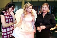 Verliebt in Berlin – Doreen (Alexandra Seefisch, M.) ist bestürzt, Theresa (Anja Thiemann, l.) amüsiert, als Lotte (Susanne Szell, r.) ihr Engel-Kostüm scheinbar grundlos ruiniert.