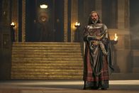 Der Herr der Ringe: Die Ringe der Macht – Ar-Pharazôn (Trystan Gravelle) hat die Herrschaft im Inselkönigreich Númenor übernommen.