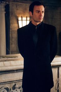 Charmed - Zauberhafte Hexen – Cole (Julian McMahon) spioniert undercover die Machenschaften einer dämonischen Bruderschaft aus. Entgegen Phoebes Warnung verfolgt er seine Strategie.