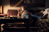 Blockbustaz – Das kann er am besten: Ronald (Andreas Hoppe) faulenzt auf dem Sofa, gönnt sich ein Bier und schaut fern.