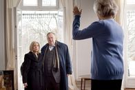 Der Dicke – ARD DER DICKE IV. Staffel, Hauptabendserie (13 neue Folgen), Folge 46 "Alte Freunde - Alte Feinde"15 Uhr im Ersten. Isabel von Brede (Sabine Postel, l.) und Gregor Ehrenberg (Dieter Pfaff, M.) überraschen Isas Mutter Marion von Brede (Marie Anne Fliegel, r.) in einer gefährlichen Situation.