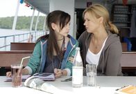 Rosannas Tochter – Nela (Veronica Ferres, re.) hat es schwer, an die verschlossene Aimée (Mathilde Bundschuh, re.) heranzukommen.