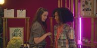 Spellbound - Verzaubert in Paris – Amy (Imogen Mackie Walker, l.) verrät Cece (Hailey Romain, r.) wie sie Zugang zur Seherin, der Weisesten unter den Wizen-Ältesten, bekommt. Cece will die Seherin um Rat fragen. Sie weiß nicht mehr weiter, wie sie mit ihren Wizen- und Mystic-Kräften umgehen soll.