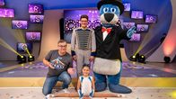 1, 2 oder 3 – Die Akrobaten Rolf (2.v.l.) und Simone Stey (M.) führen heute ein in die bunte Zirkuswelt.